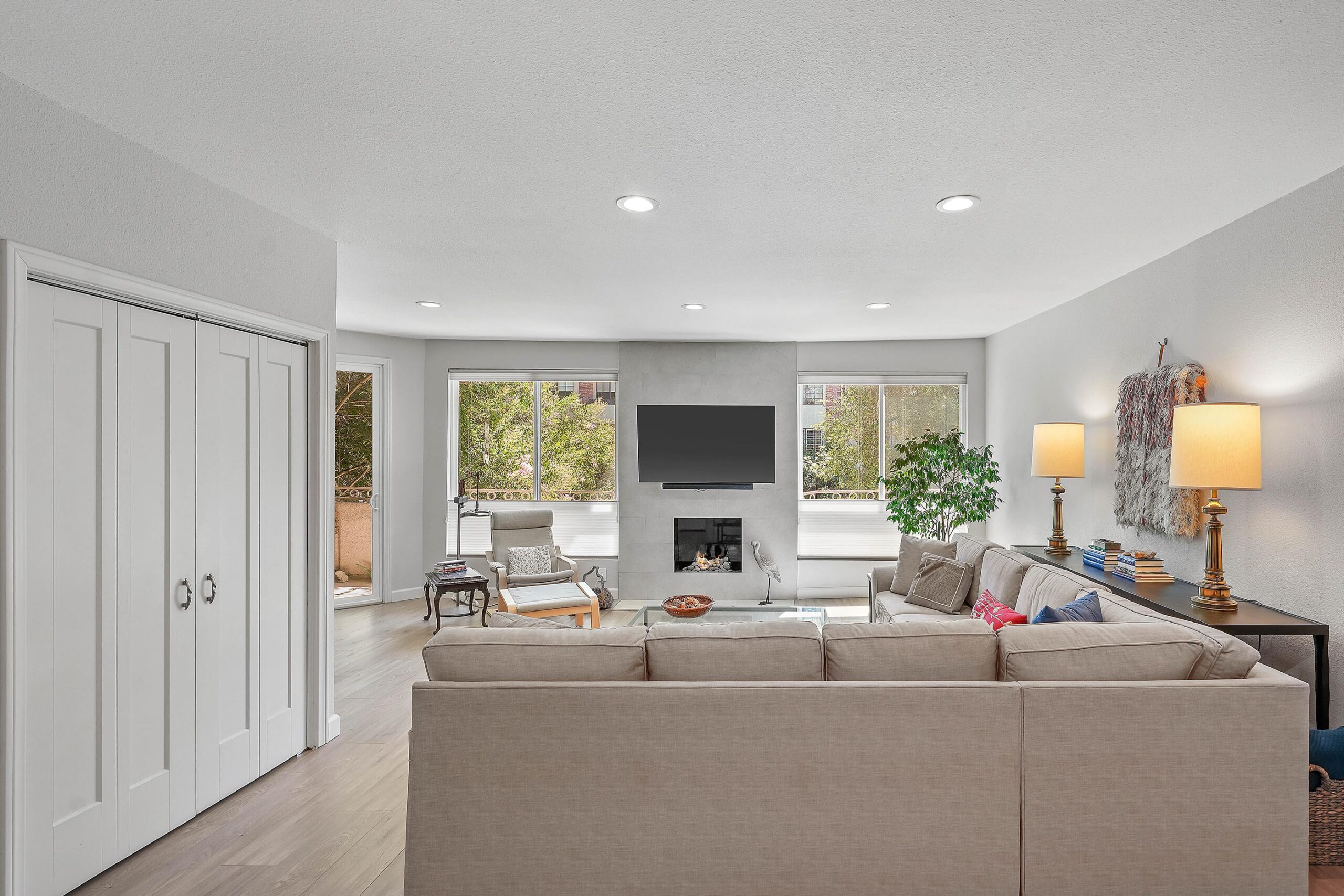 14569 Benefit St #105, Sherman Oaks - The Dinsky Team